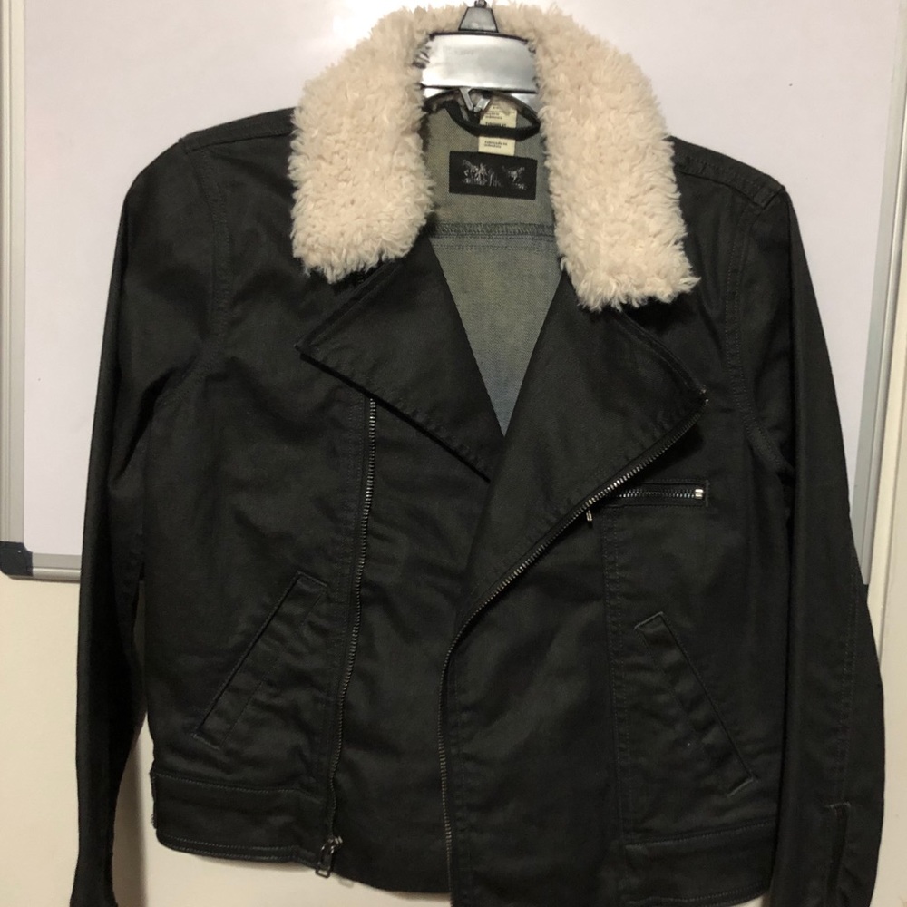 Juniors Levi’s motorcycle jacket. Fake fur collar